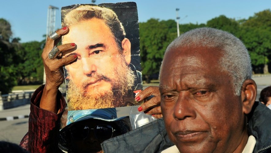 Des Cubains font la queue pour rendre hommage à Fidel Castro à La Havane le 28 novembre 2016
