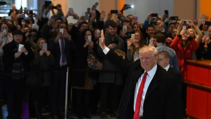 Le président élu américain Donald Trump salue la foule à New York le 22 novembre 2016