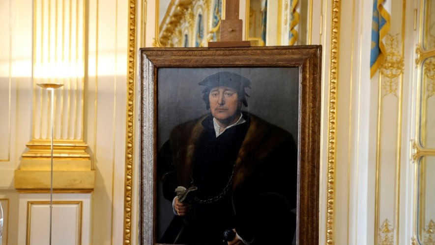 Restitution à Paris du "Portrait d’un homme avec fourrure", une peinture sur bois attribuée à l’Ecole de Joos van Cleve, rendu à ses propriétaires spoliés, à Paris le 28 novembre 2016