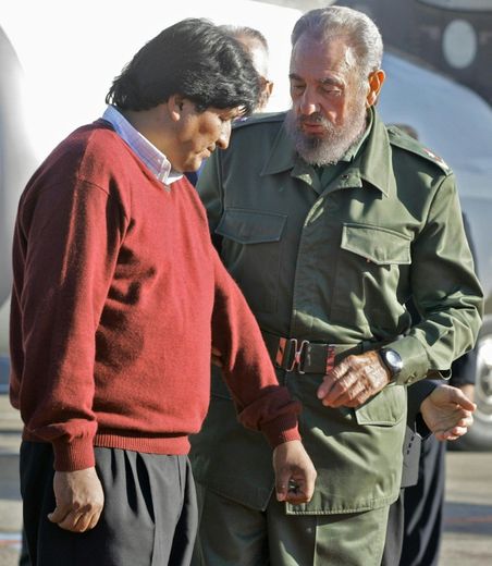 Le dirigeant bolivien Evo Morales (g) et son homologue cubain Fidel Castro, le 30 décembre 2005 à La Havane
