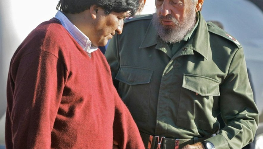Le dirigeant bolivien Evo Morales (g) et son homologue cubain Fidel Castro, le 30 décembre 2005 à La Havane