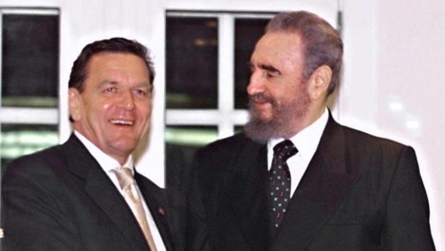 L'ex-chancelier allemand Gerhard Schröder (g) a rencontré Fidel Castro à cinq reprises, ici le 27 juin 1999 à Rio de Janeiro