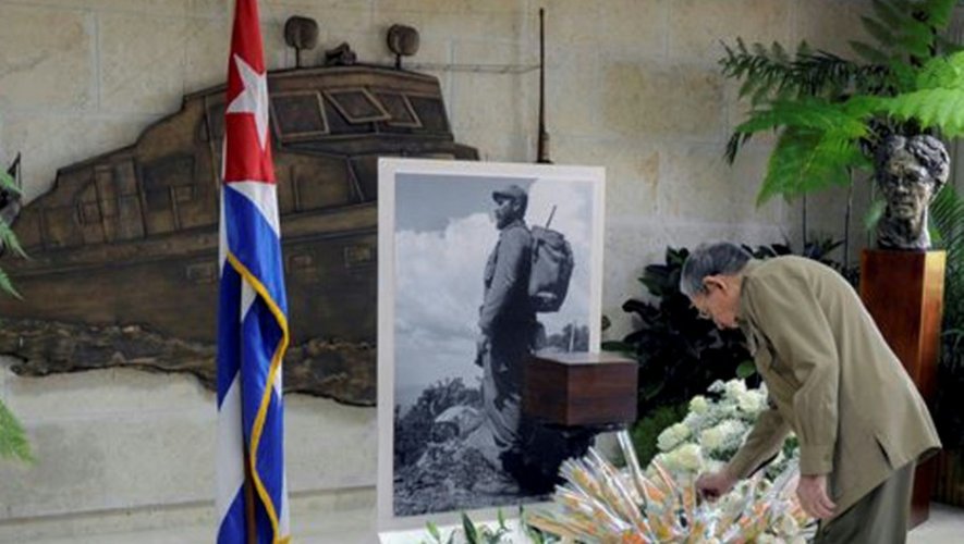 Le président cubain Raul Castro rend hommage à son frère Fidel Castro, le 28 novembre 2016 à La Havane