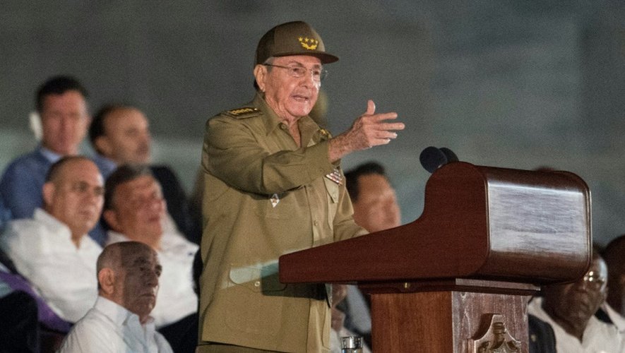 Le président cubain Raul Castro s'adresse aux milliers de Cubains rassemblés Place de la Révolution pour rendre hommage à Fidel Castro, le 29 novembre 2016 à La Havane