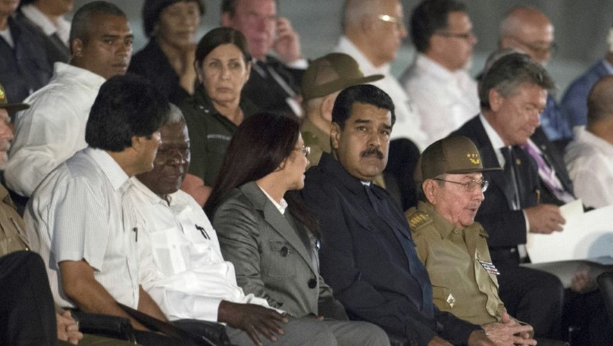 Le président cubain Raul Castro (d), le président vénézuélien Nicolas Maduro (2ed) et le président bolivien Evo Morales (g) assistent aux funérailles de Fidel Castro, le 29 novembre 2016 à La Havane