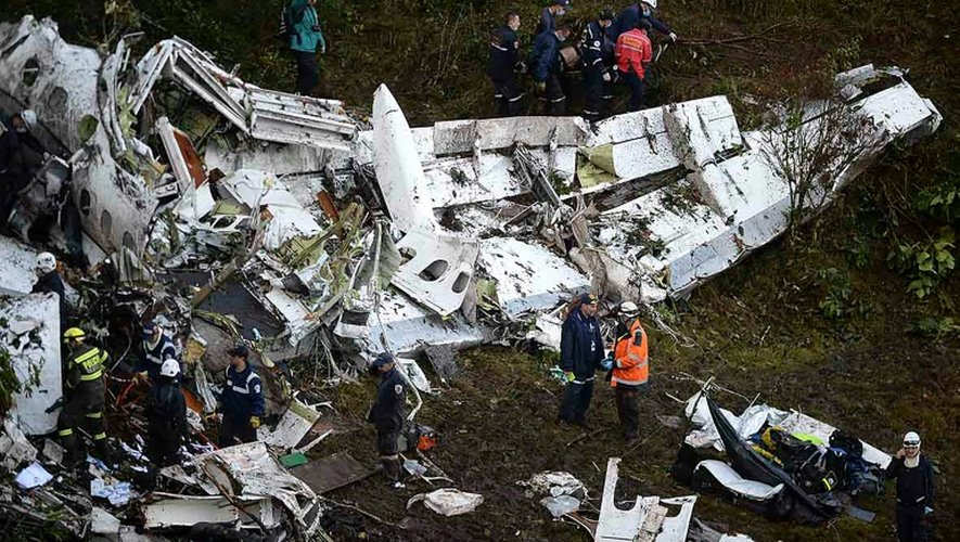 Des équipes de secours sur les lieux d'un crash aérien dans lequel ont trouvé la mort des joueurs de l'équipe brésilienne de football Chapecoense, dans les montagnes du Cerro Gordo, le 29 novembre 2016 en Colombie