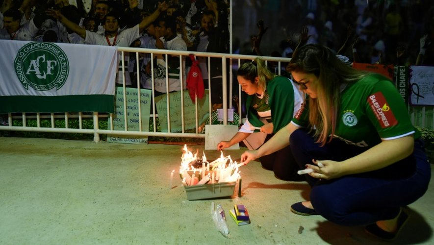 Des fans allument des bougies en hommage aux footballeurs brésiliens  tués dans un accident d'avion en Colombie, le 29 novembre 2016 à Santa Catarina, Brésil