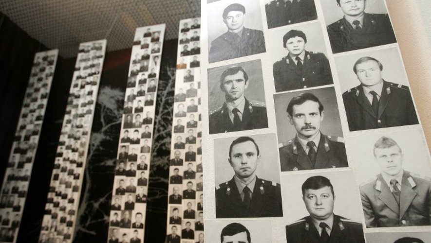 Photos des "liquidateurs" décédés - soldats, pompiers, civils appelés pour éteindre l'incendie - sur les murs du Musée de la catastrophe de Tchernobyl à Kiev le 18 avril 2006