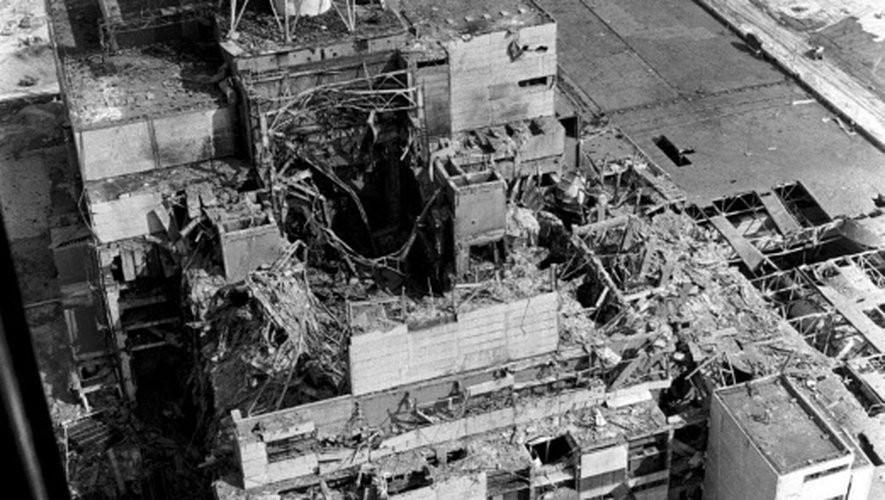Photo prise d'un hélicoptère en avril 1986, quelques jours après la catastrophe nucléaire, montrant le réacteur numéro 4 de la centrale de Tchernobyl qui a explosé, répandant de la radioactivité sur une large part du continent européen