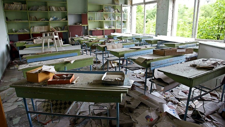 Une salle de classe le 26 mai 2003 dans la ville de Pripiats, une ville de 45.000 habitants voisine de la centrale de Tchernobyl, totalement évacuée dans les trois jours qui ont suivi l'explosion du réacteur numéro 4