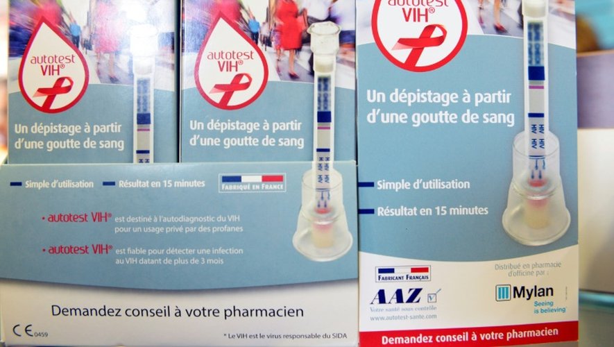 Des tests de dépistage du Sida, disposés dans une pharmacie, à Paris, le 14 septembre 2015