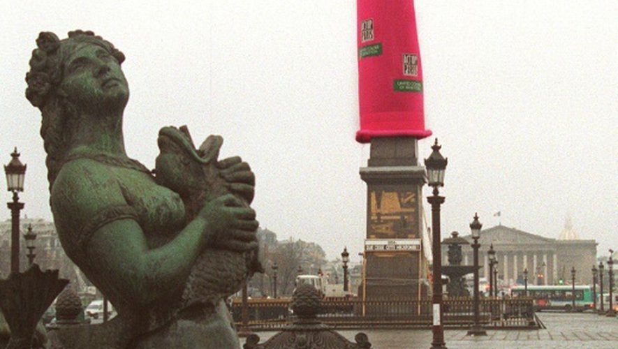 En décembre 1993, l'association Act Up plaçait un préservatif sur l'obélisque de la place de la Concorde lors de la journée mondiale de lutte contre le Sida