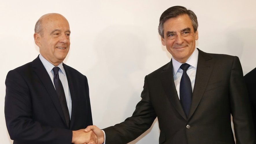 Les deux finalistes de la primaire de la droite François Fillon et Alain Juppé se serre la main après l'annonce des résultats le 27 novembre 2016 à Paris