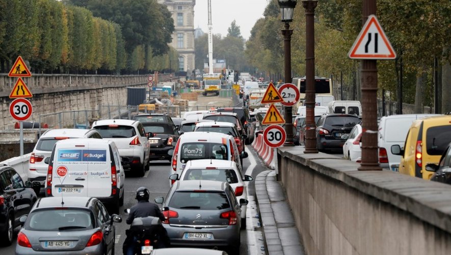 Des véhicules bloqués par un embouteillage quai des Tuileries à Paris, le 13 octobre 2013