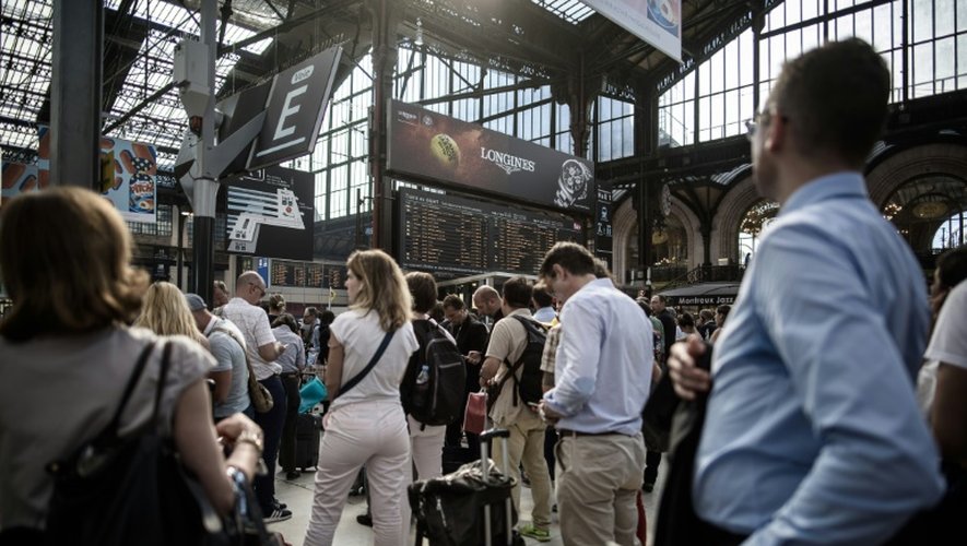 Des passagers à la gare de Lyon à Paris, le 8 juillet 2016