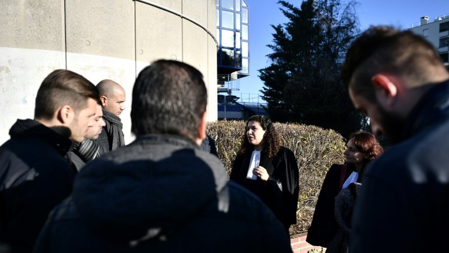 Les ex-salariés d'Air France et leur avocate Lilia Mhissen à l'extérieur du tribunal le 30 novembre 2016 à Paris