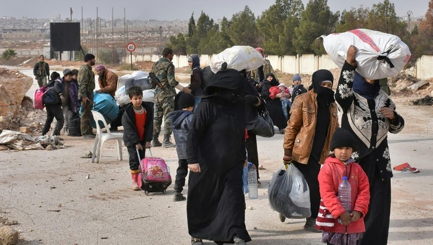 Des civils fuient les quartiers d'Alep-Est, le 29 novembre 2016