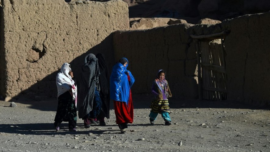 Des Afghanes hazaras sur le site des bouddhas géants le 6 novembre 2016 à Bamiyan