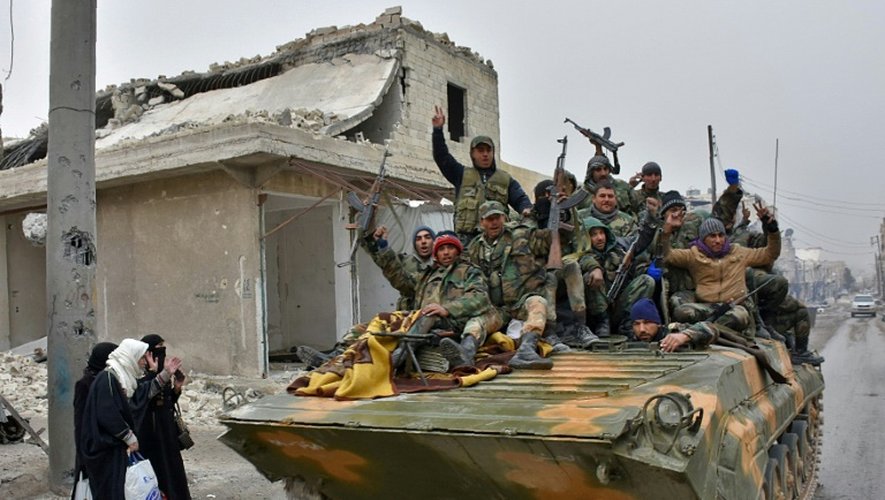 Des membres des forces pro-gouvernementales syriennes à Alep-est, le 30 novembre 2016