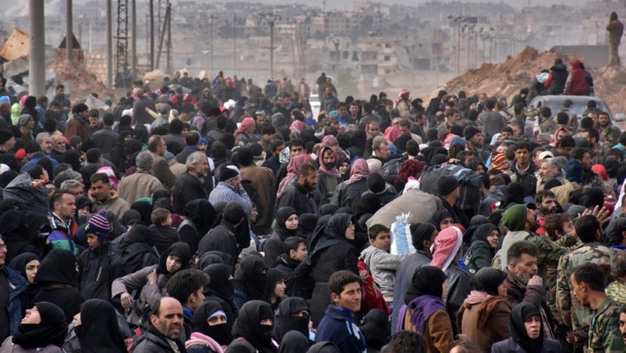 Des familles syriennes quittent les secteurs d'Alep contrôlés par les rebelles anti-Assad, le 29 novembre