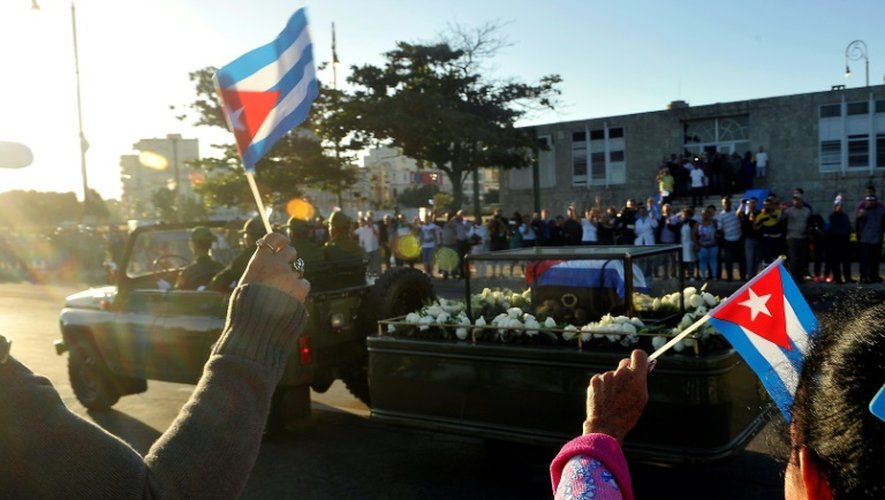 Posée sur une remorque à l'arrière d'une jeep, l'urne funéraire de Fidel Castro acclamée lors de son passage le 30 novembre 2016 à La Havane