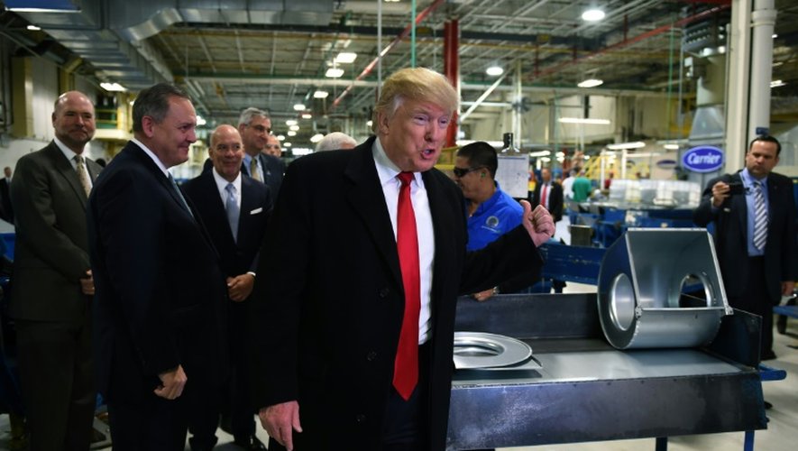 Le président élu Donald Trump (d) visite l'usine Carrier de climatiseurs, le 1er décembre 2016 à Indianapolis, dans l'Indiana