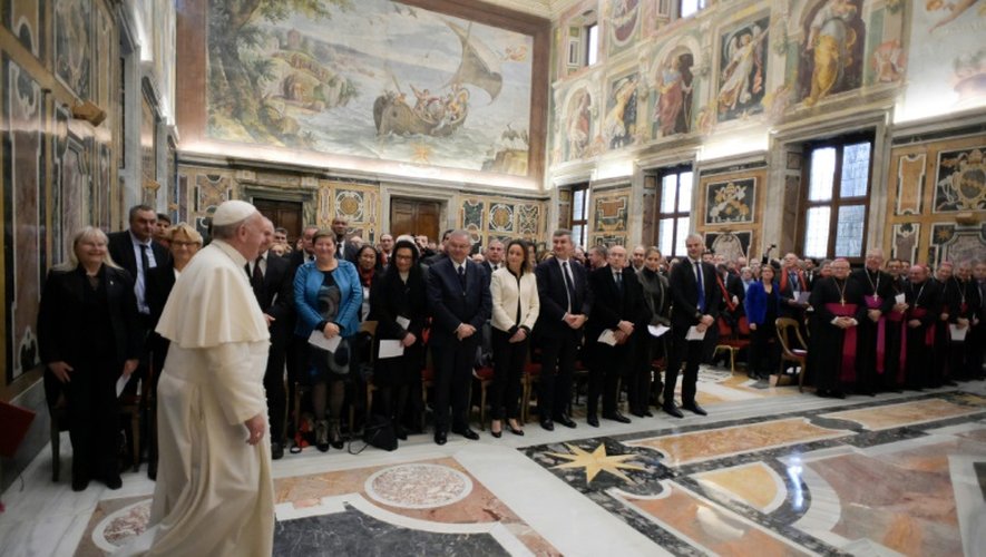 Le pape François rencontre des élus français au Vatican, le 30 novembre 2016. Photo fournie par le service de presse du Vatican