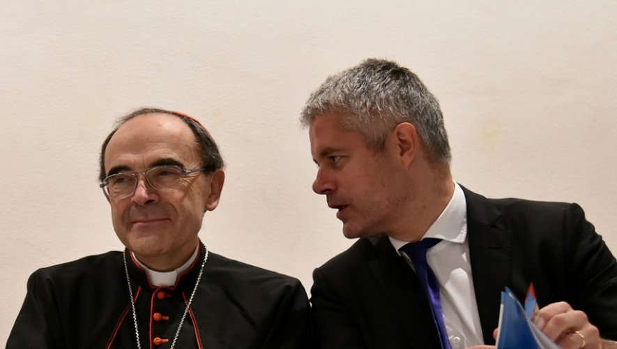L'archevêque de Lyon, Mgr Philippe Barbarin (g) et le président de la région Auvergne-Rhône-Alpes Laurent Wauquiez au Vatican, le 30 novembre 2016