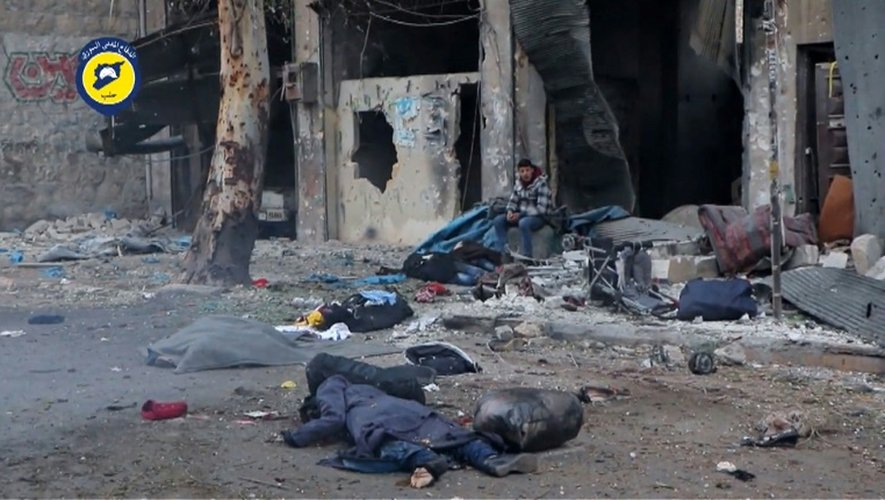 Cadavres dans les rues d'Alep, capture d'écran d'une vidéo diffusée le 30 novembre 2016 par les secouristes syriens des Casques Blancs