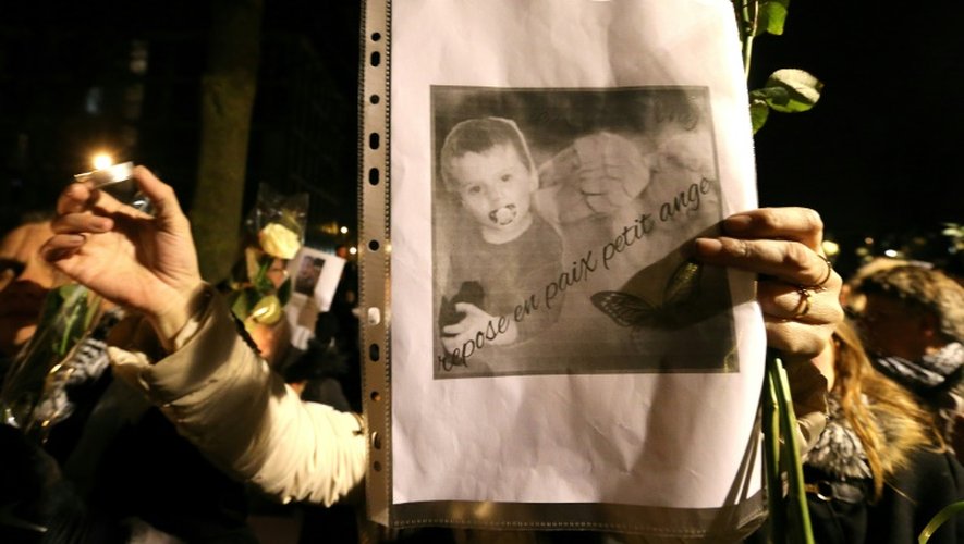 Portrait de Tony, 3 ans, mort le 26 novembre sous les coups du conjoint de sa mère, brandi lors d'une marche blanche à sa mémoire, le 30 novembre 2016 à Reims