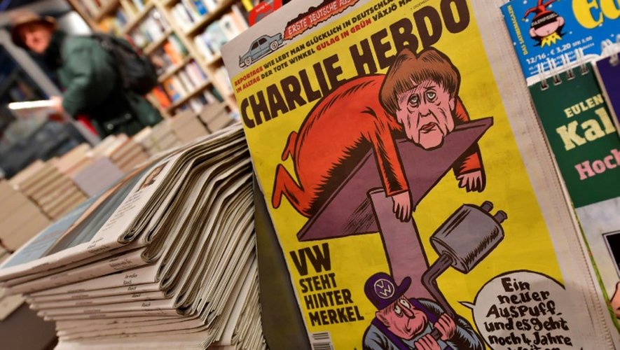 Premier numéro de la version allemande de Charlie Hebdo chez un marchand de journaux à Berlin le 1er décembre 2016