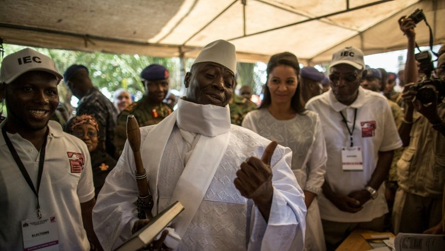 Le président gambien Yahya Jammeh vote à Banjul, le 1er décembre 2016