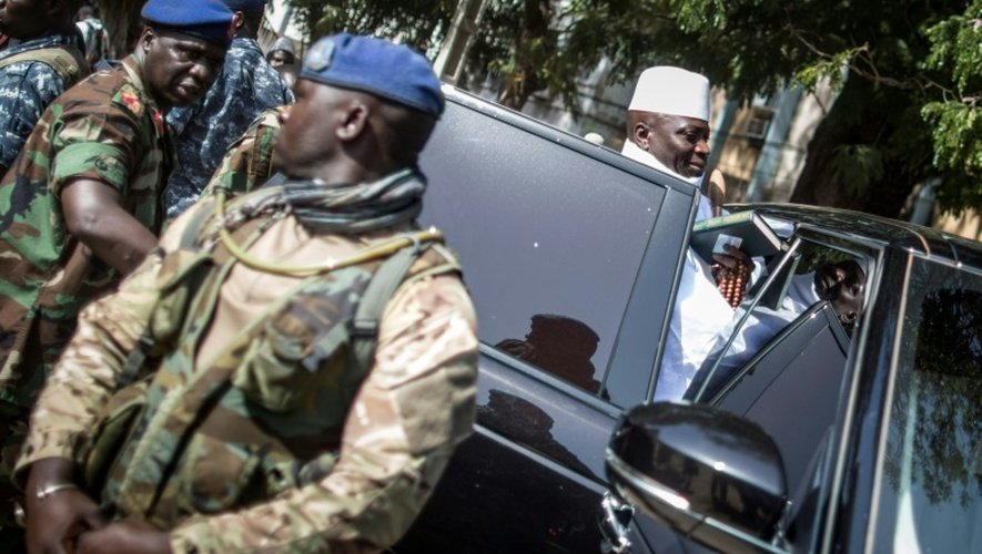 Le président gambien Yahya Jammeh quitte le bureau de vote à Banjul, le 1er décembre 2016