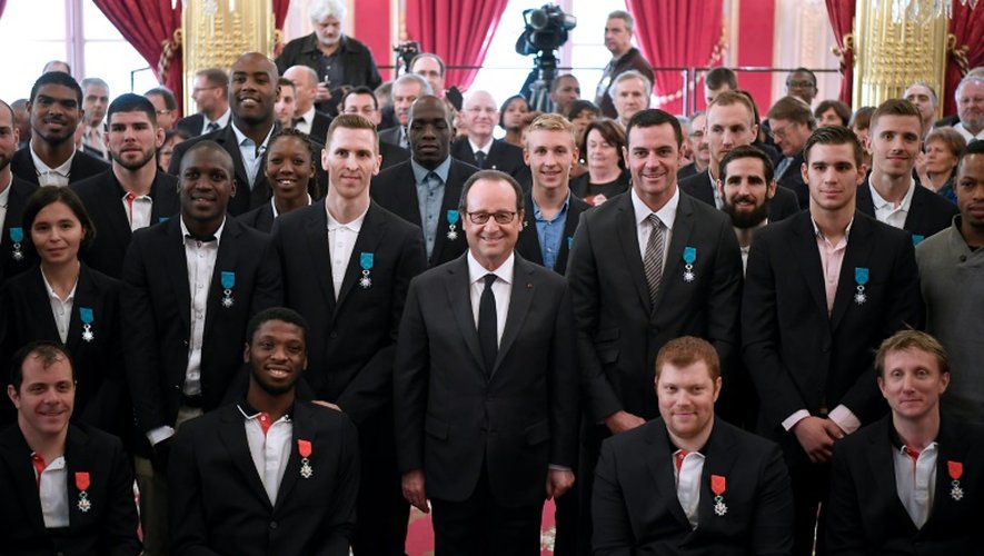 Le Président François Hollande (c) pose avec les médaillés des JO de Rio décorés de la Légion d'honneur ou de l'ordre du Mérite,  à l'Elysées le 1er décembre 2016
