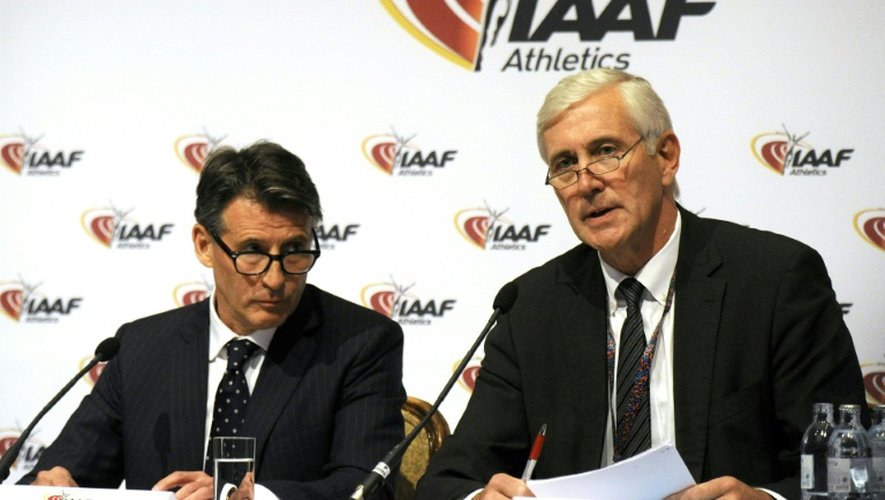 Le président de l'IAAF Sebastian Coe (g) et le Norvégien Rune Andersen, président de la Task Force consacrée à la Russie, le 17 juin 2016 à Vienne