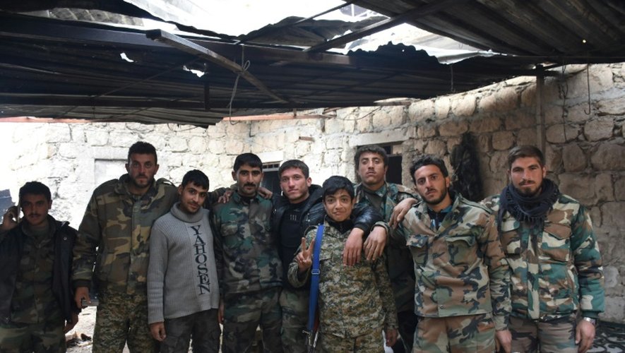 Des membres des forces pro-gouvernementales syriennes à Alep le 30 novembre 2016