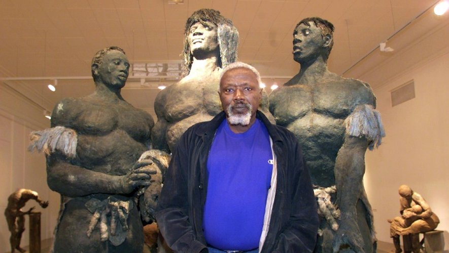 Ousmane Sow pose devant ses sculptures géantes, le 1er décembre 1999 à Lyon