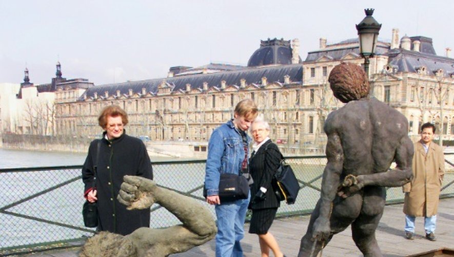 Le grand public a découvert le sculpteur Ousmane Sow en mars 1999 lors d'une rétrospective sur le Pont des Arts à Paris