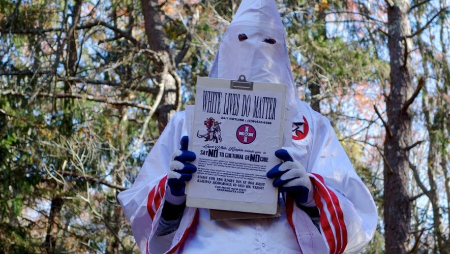 Gary Munker, qui se présente comme un porte-parole du Ku Klux Klan, le 22 novembre 2016 à Hampton Bays dans l'Etat de New York