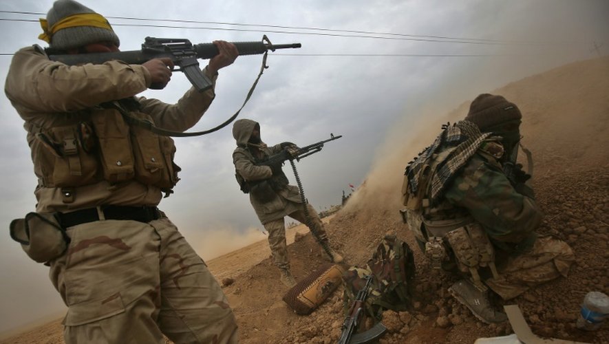Des combattants chiites irakiens près de Tall Abtah, le 30 novembre 2016 lors d'une offensive pour reprendre Mossoul aux jihadistes de l'EI