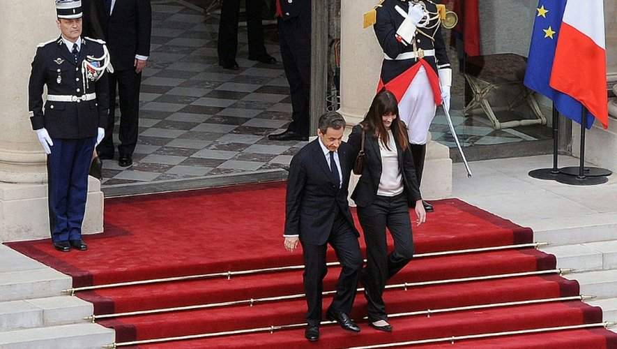 François Hollande regarde Nicolas Sarkozy et sa femme Carla Bruni-Sarkozy quitter l'Elysée le 15 mai 2012 à Paris