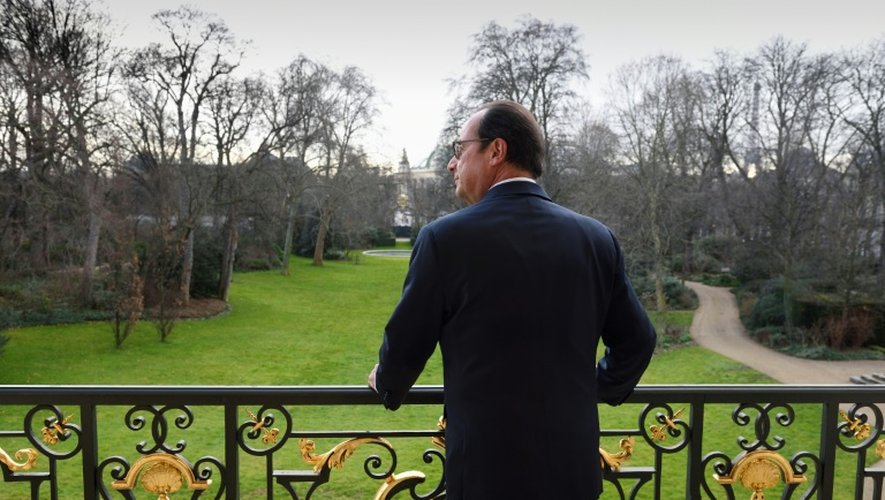François Hollande  dans son bureau de l'Elysée le 24 février 2016 à Paris