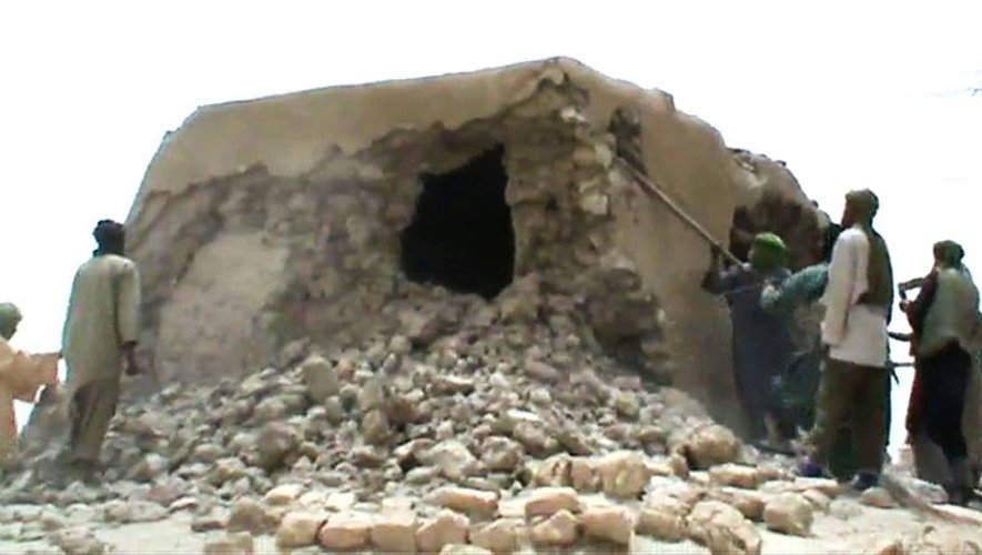 Une capture d'écran montre des islamistes en train de détruire un mausolée à Tombouctou le 1er juillet 2012