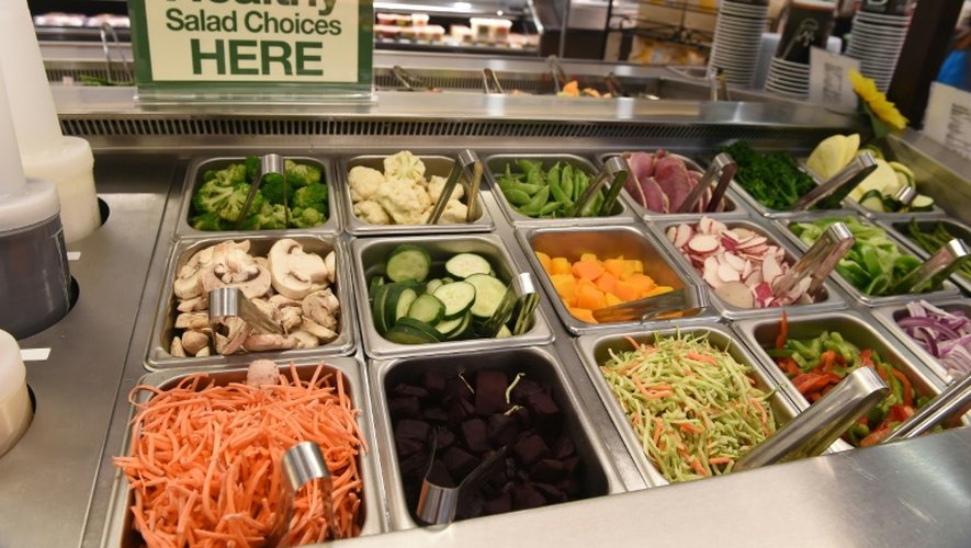 Choix d'ingrédients pour des salades dans un supermarché d'Irvine, aux Etats-Unis, le 28 novembre 2016