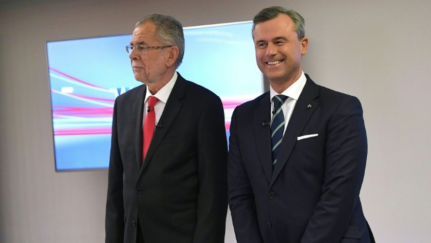 Les candidats à la présidentielle autrichienne Alexander van der Bellen et Norbert Hofer lors de leur dernier débat télévisé à VIenne, le 1er décembre 2016