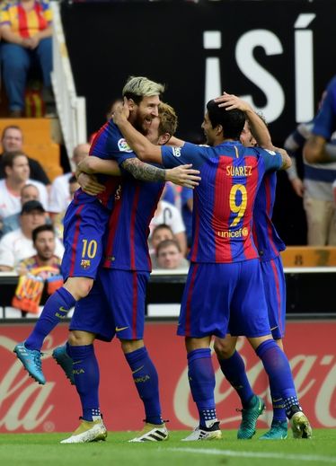 Lionel Messi partage sa joie avec ses coéquipers après après son but sur le terrain de Valence, le 22 octobre 2016