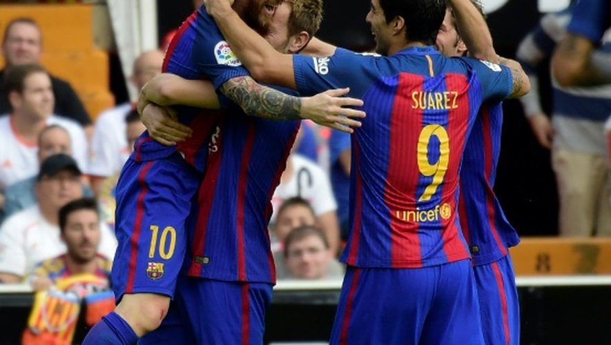 Lionel Messi partage sa joie avec ses coéquipers après après son but sur le terrain de Valence, le 22 octobre 2016
