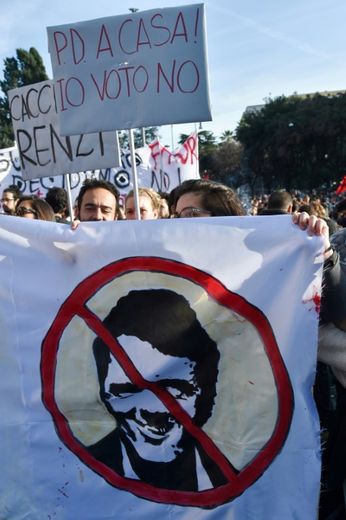 Des manifestants défilent en faveur du "non" au référendum constitutionnel, le 27 novembre 2016 à Rome