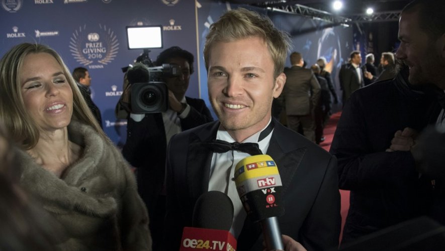 Le néo-retraité Nico Rosberg interviewé à son arrivée à la soirée de gala de la FIA à Vienne, le 2 décembre 2016