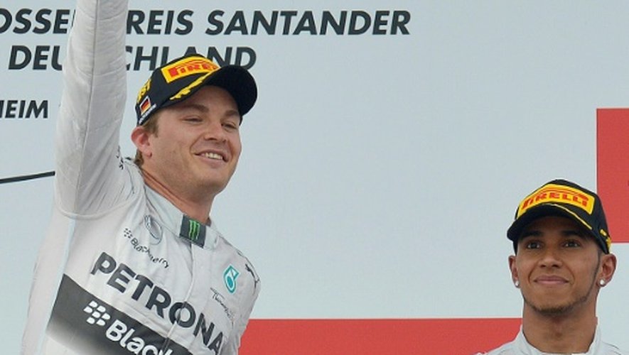Nico Rosberg félicité par son coéquipier Lewis Hamilton après sa victoire au GP d'Allemagne à Hockenheim, le 20 juillezt 2014